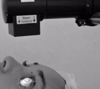 Fonte de luz ultravioleta usada no procedimento de crosslinking corneano.