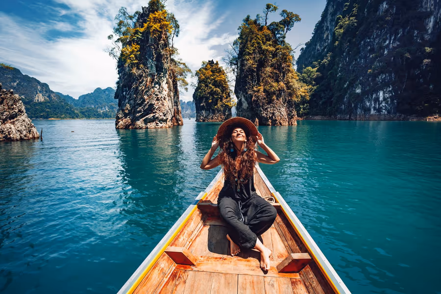 Mulher em barco em paisagem tropical — vida ativa sem óculos.