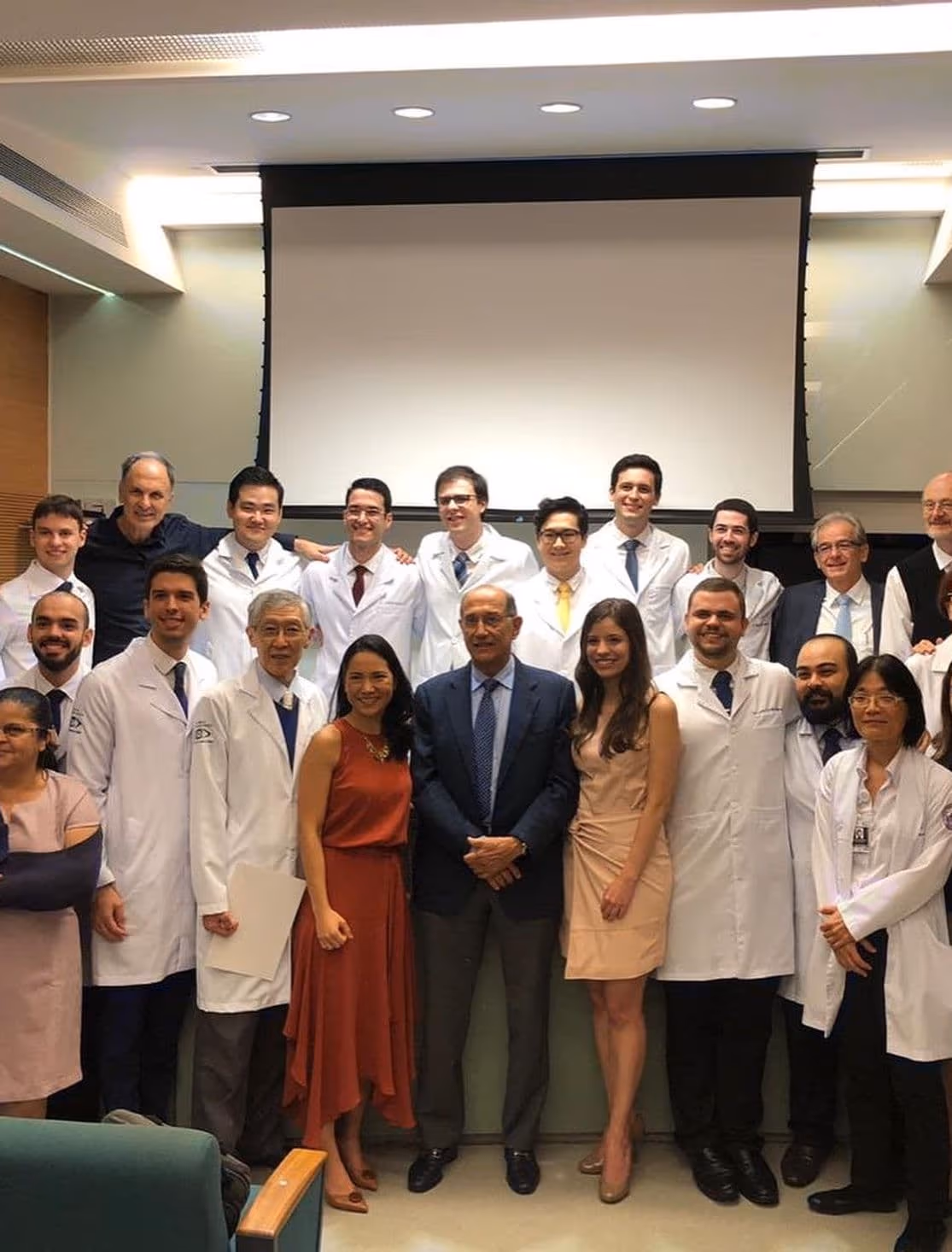 Dr. Lucca Ortolan Hansen ao lado de seus mestres da Universidade de São Paulo: Prof. Dr. Remo Susanna Júnior (Glaucomatólogo), Prof. Dr. Yoshitaka (Retinólogo), Dr. José Américo Bonatti, Profa. Dra. Suzana Matayoshi (Oculoplástica), Prof. Dra. Mariza Polati (Estrabismo), Prof. Dr. Sérgio Pimentel (Retina Cirúrgica), Prof. Dr. José Carlos Eudes Carani (Ultrassom), Profa. Dra. Iara Debert (Estrabismo), Profa. Dra. Maria Kyoko Oyamada (Neuroftalmologia), Prof. Dr. Mario Luiz Monteiro (Neuroftalmologia), Profa. Dra. Joyce Hisae Yamamoto(Uveítes).