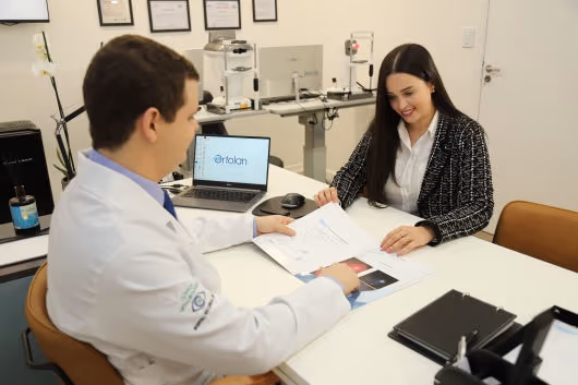 Oftalmologista da Ortolan explicando o laudo a uma paciente no consultório