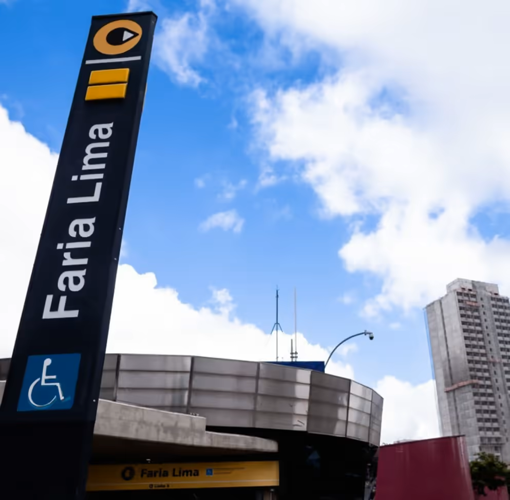 Imagem mostrando placa do Metrô Faria Lima, que fica à 50 metros da Clínica Ortolan Oftalmologia.
