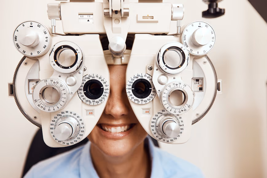 Exame Clássico de Refração permite Avaliar o Grau dos Pacientes (erro refrativo): miopia, hipermetropia, astigmatismo, presbiopia, prisma, estrabismo.