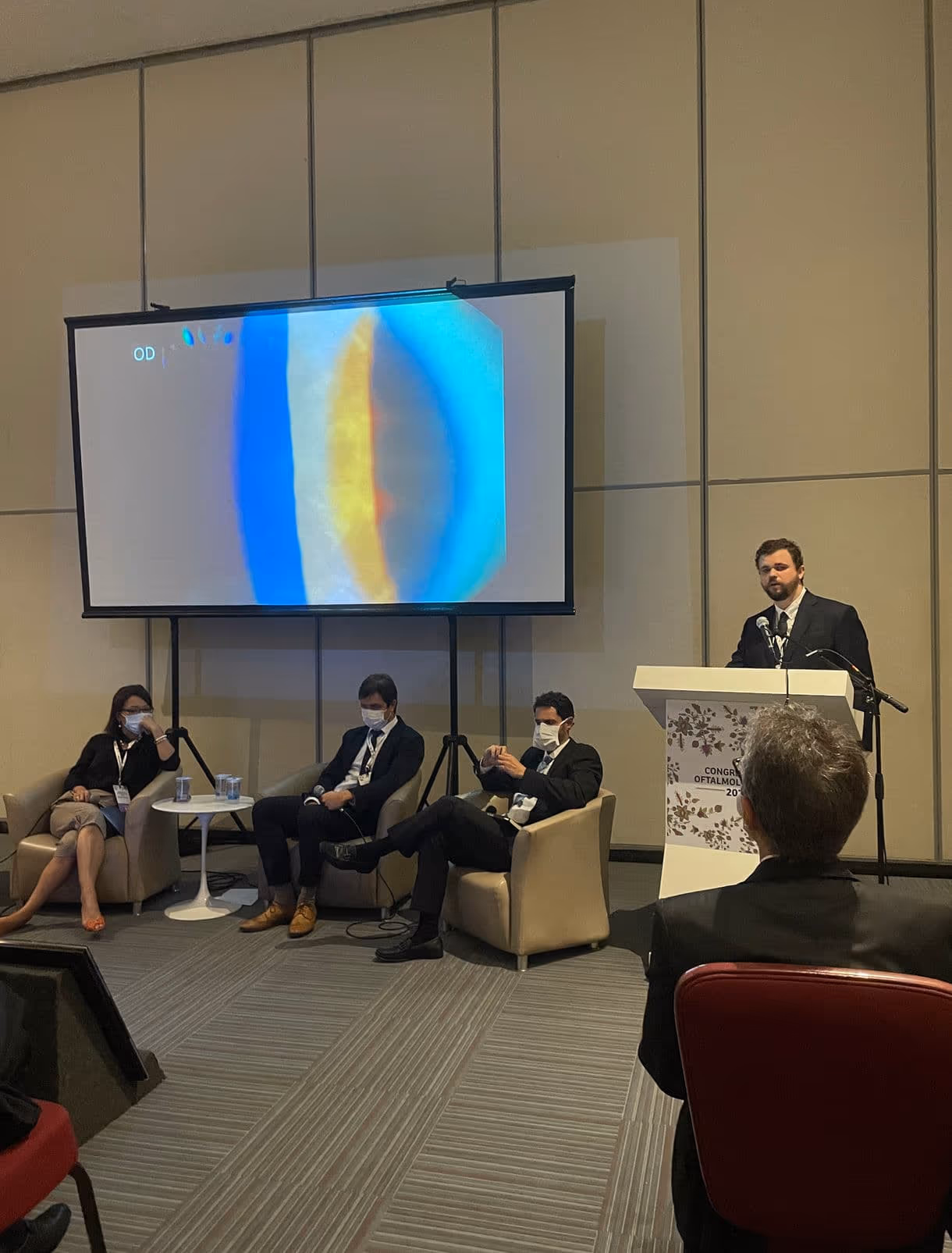 Dr. Lucca Ortolan Hansen lecionando no Congresso USP de Oftalmologia na seção de Cirurgia Refrativa, ensinando sobre LASIK - uma das técnicas principais de Cirurgia para Correção do Grau - Miopia, Astigmatismo e Hipermetropia.