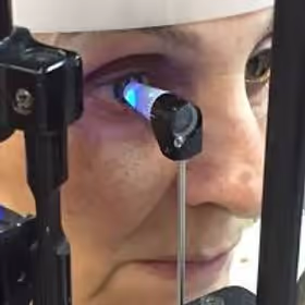 Medida de pressão intraocular usando tonometria de Goldmann.