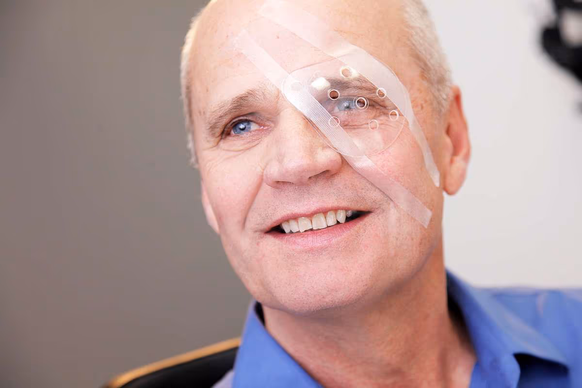 O protetor plástico ocular ajuda a evitar traumas ao olho durante o sono.