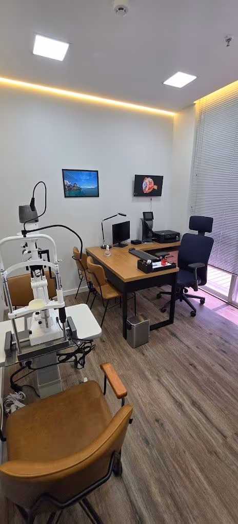Consultório amplo da Ortolan Oftalmologia com equipamentos modernos