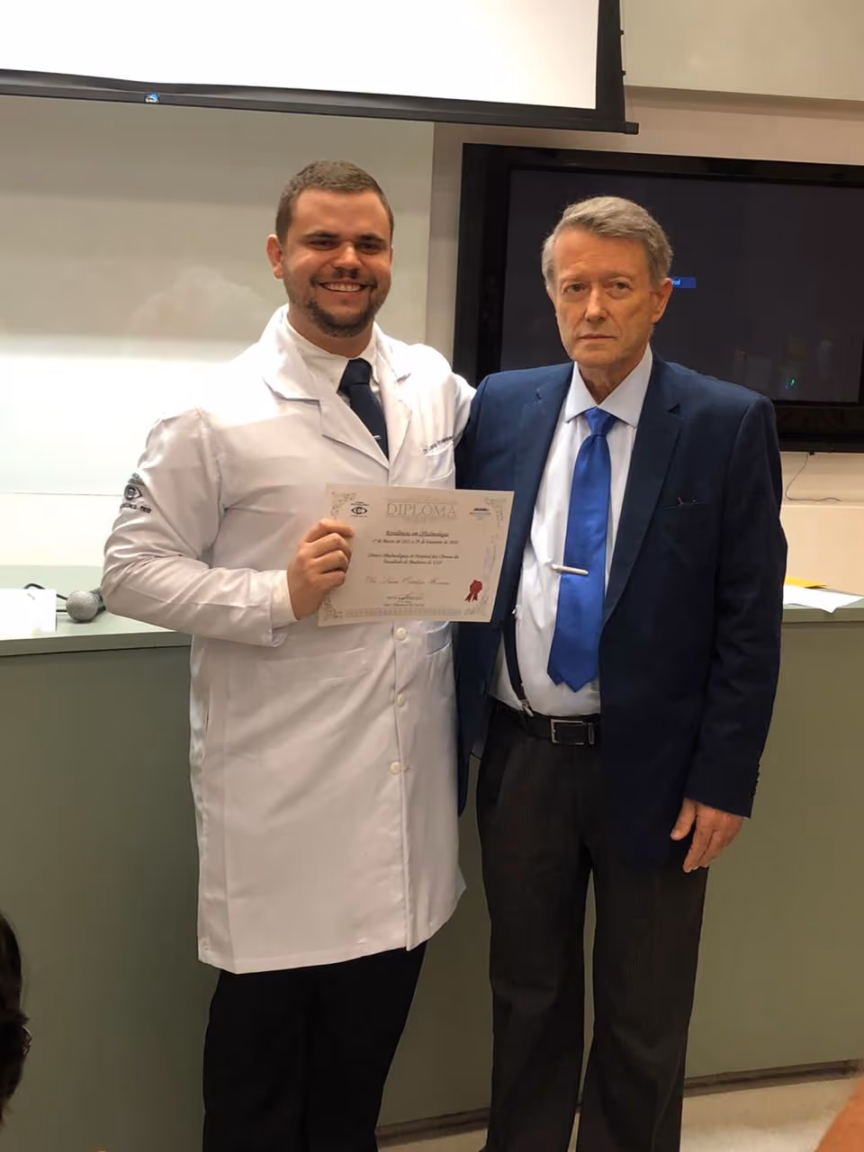 Dr. Lucca Ortolan Hansen recebendo seu diploma de Oftalmologista do Prof. Dr. José Carlos Eudes Carani do Departamento de Oftalmologia da Universidade de São Paulo.