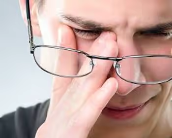 Cansaço nos olhos leva ao ato de coçar, atitude que piora a irritação.