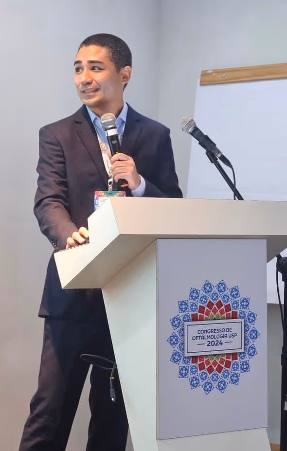 Dr. Daniel Omote lecionando no Congresso USP de Oftalmologia na Sessão de Retina